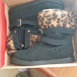 EUC G by GUESS ANKLE BOOTS. SUEDE UPPERS TRIMMED IN FAUX LEOPARD FUR.